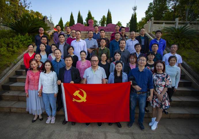 beat365亚洲体育在线官网的老师们在夏明翰雕像前合影留念